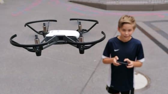 Kind beim Flug mit einer Drohne