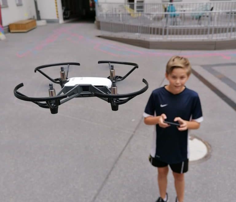 Kind beim Flug mit einer Drohne