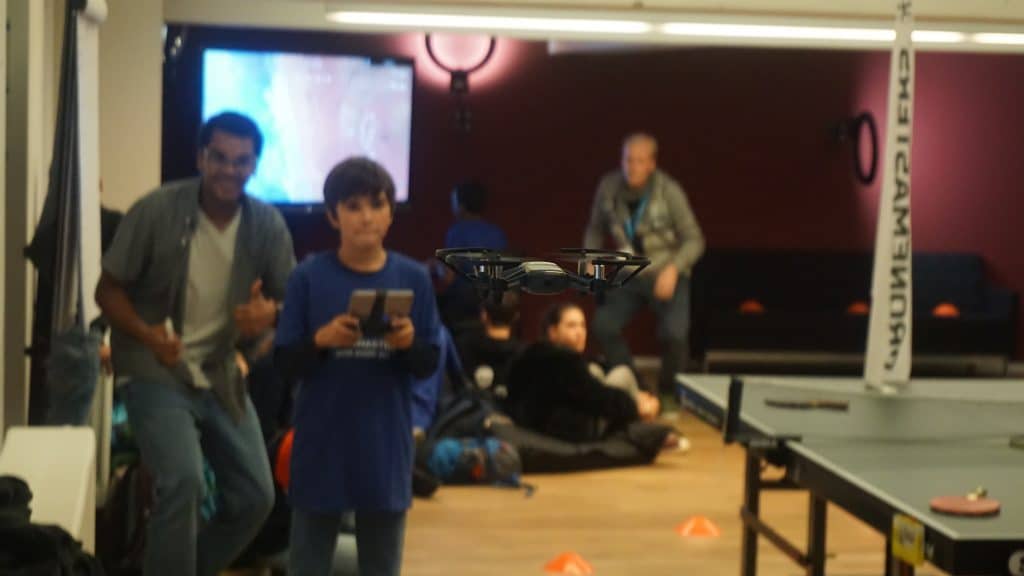 Kinder beim Flug mit einer Drohne