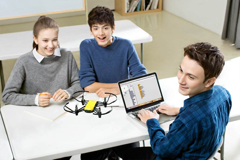 Schüler bei der Programmierung einer Tello Talent Drohne