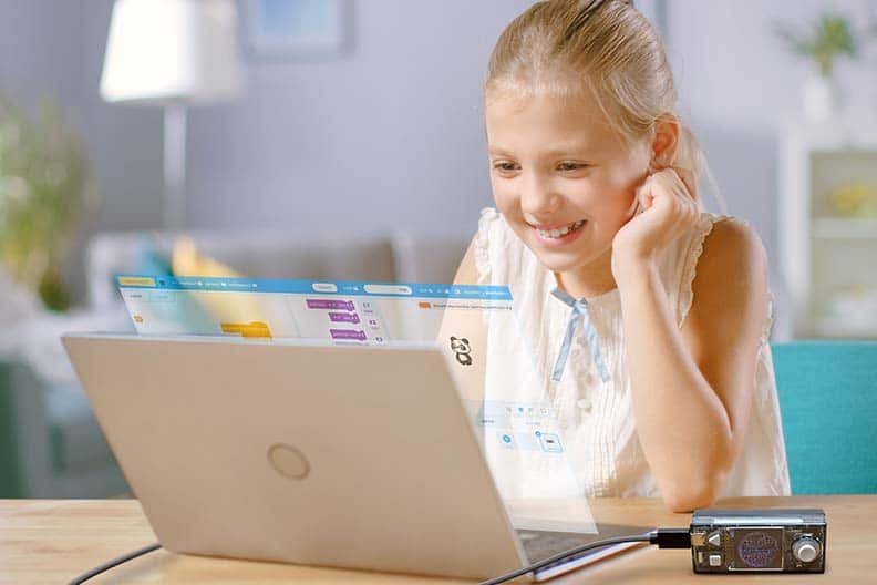 Kind beim Programmieren an einem PC