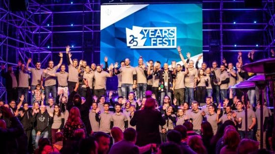 Viele Menschen auf einer Bühne