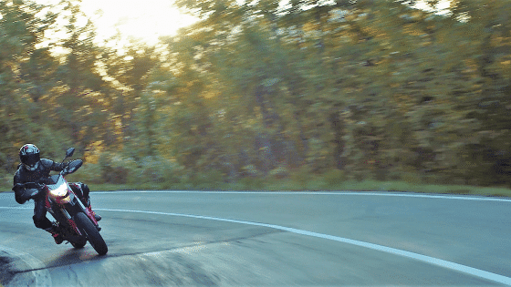 Motorradfahrer auf dem Motorrad in einer Kurve