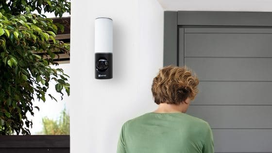 EZVIZ Überwachungskamera vor der Haustür