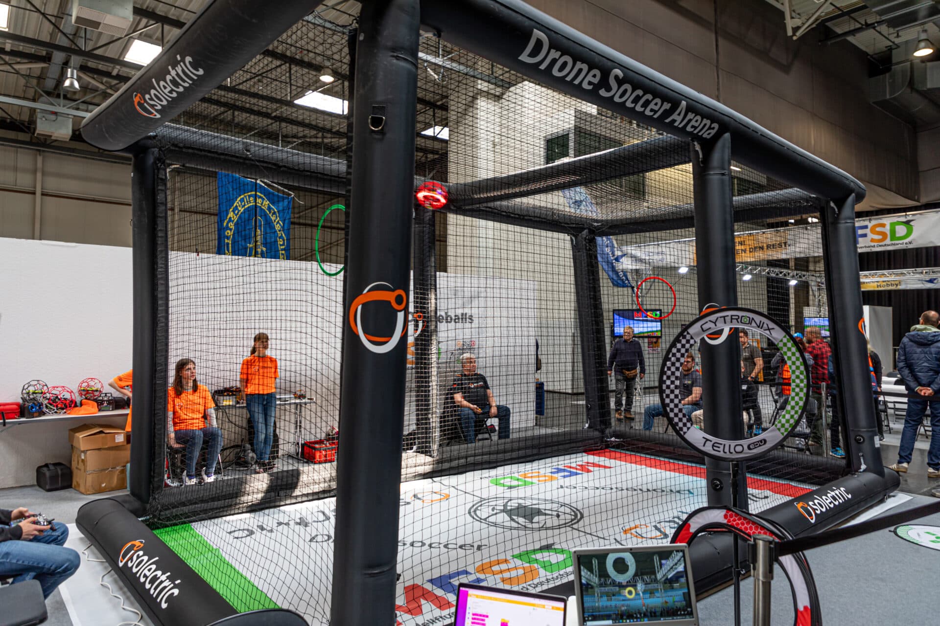 Drone Soccer Käfig auf der Modellbau in Dortmund