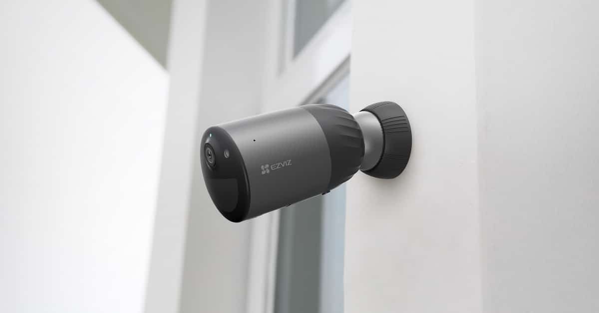 Battery-powered outdoor camera on the wall of a house