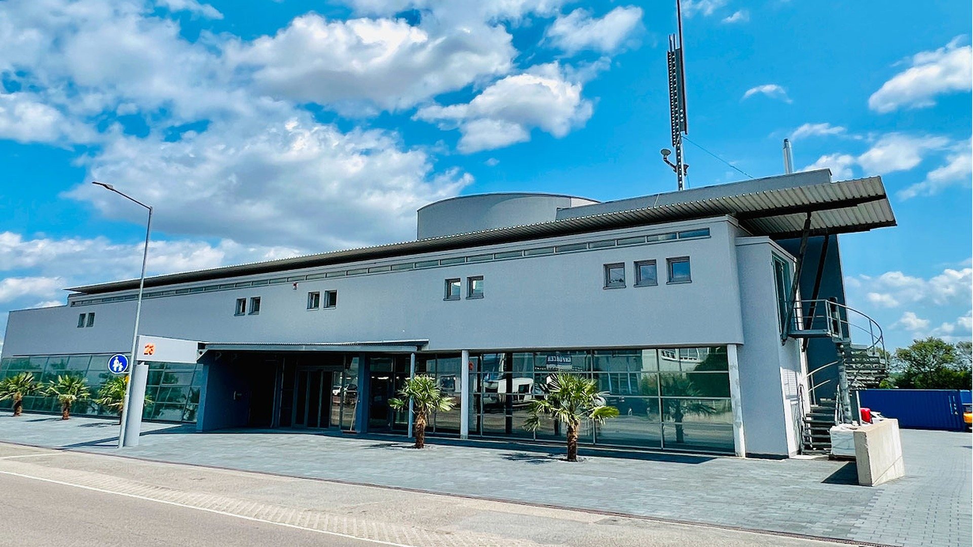 Firmensitz der Solectric GmbH in Ubstadt-Weiher mit Glasfront und Palmen vor dem Eingang