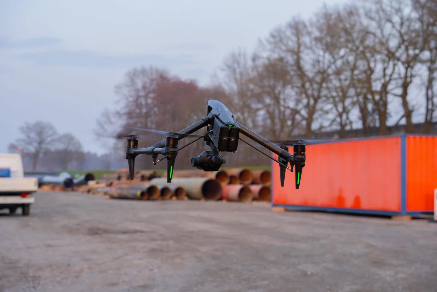 Industriedrohne im Flug über einer Baustelle von Bohlen & Doyen