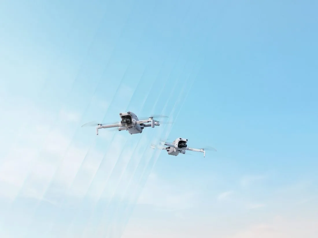 Zwei DJI Lito Drohnen im Flug vor blauem Himmel