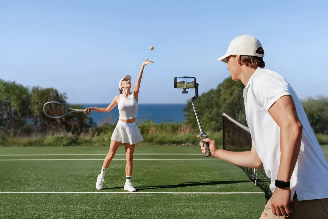 Tennisspielerin filmt sich mit der DJI Osmo Mobile 8P