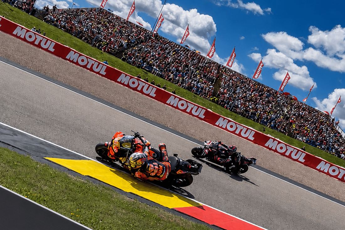Besucher am Solectric-Stand mit DJI-Produkten bei der MotoGP