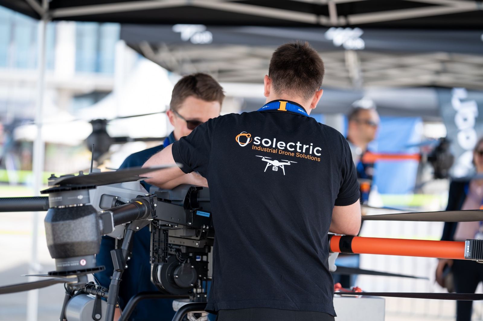 Solectric-Techniker richtet eine Industriedrohne mit Kameranutzlast her
